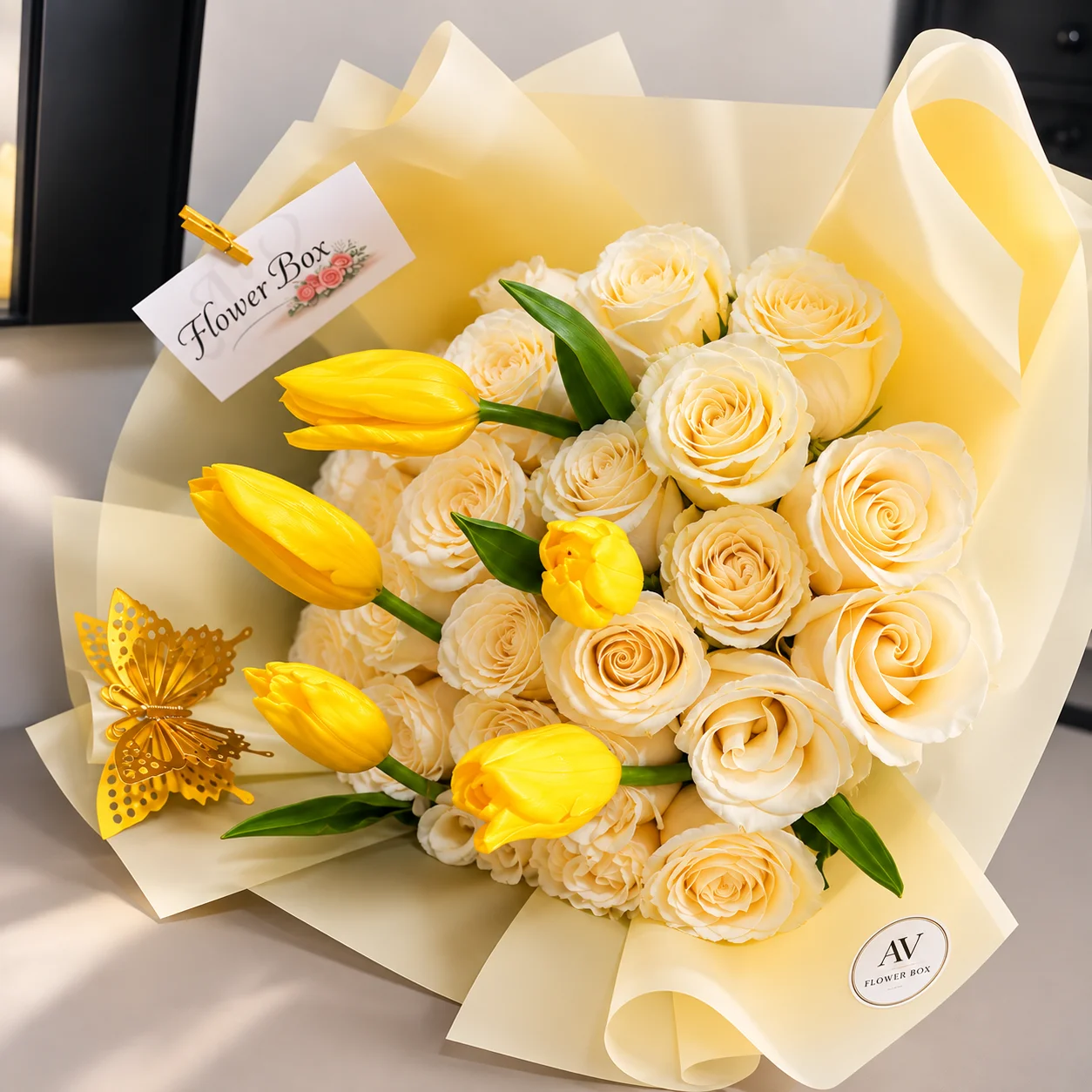 Ramo de tulipanes amarillos y rosas en tonos claros