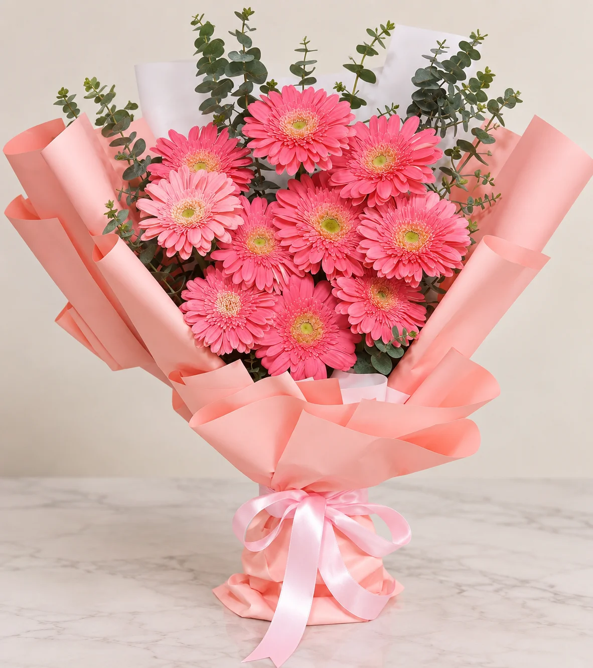 Ramo Alegría Pura con gerberas rosadas, eucalipto y envoltura rosada de AV Flower Box.